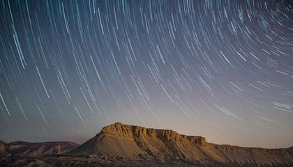 韦德、波什、德隆、布泽尔、里德、普林斯等梦八成员领名人堂夹克